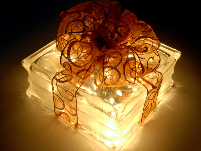 lighted-gift-2-1420395-640x480